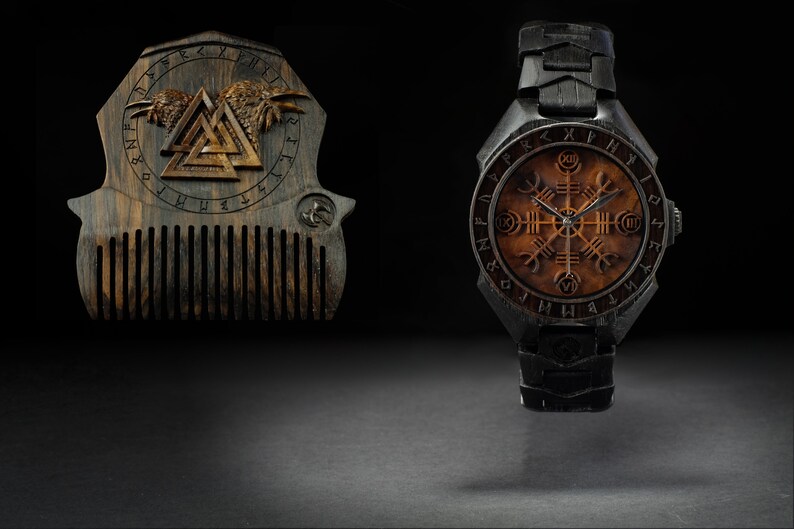 Conjunto de Yelmo de Awe de edición limitada Peine de madera para barba Valknut y Cuervos Reloj de pulsera Helm of Awe Reloj de madera celta joyería nórdica imagen 7