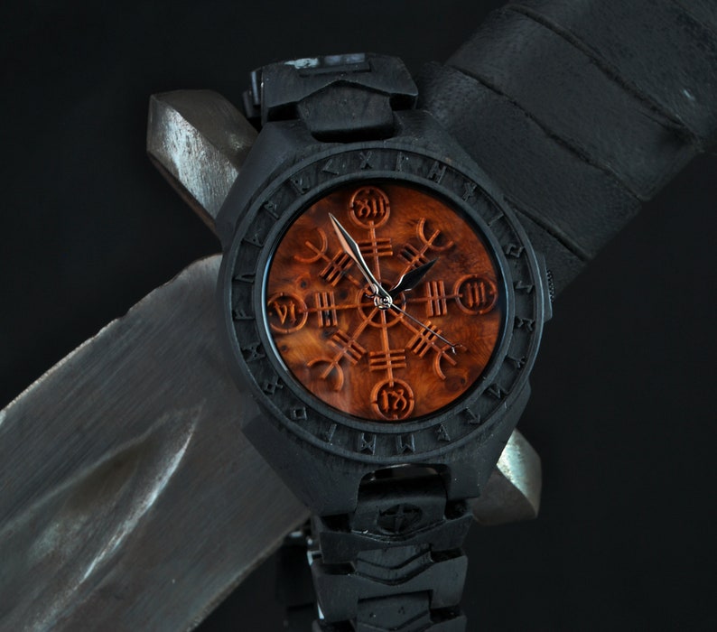 Conjunto de Yelmo de Awe de edición limitada Peine de madera para barba Valknut y Cuervos Reloj de pulsera Helm of Awe Reloj de madera celta joyería nórdica imagen 9