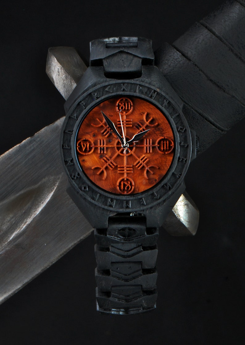 Conjunto de Yelmo de Awe de edición limitada Peine de madera para barba Valknut y Cuervos Reloj de pulsera Helm of Awe Reloj de madera celta joyería nórdica imagen 3