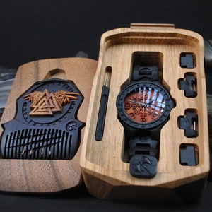 Conjunto de Yelmo de Awe de edición limitada Peine de madera para barba Valknut y Cuervos Reloj de pulsera Helm of Awe Reloj de madera celta joyería nórdica imagen 4