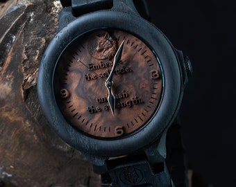 Lobo Solitario |Reloj grabado| Reloj de madera de roble pantano | Reloj de madera para hombre | Lobo celta | vigilancia forestal