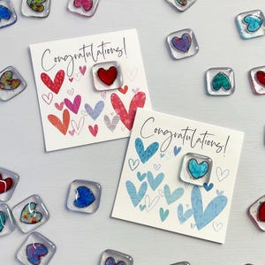 Carte et cadeau en un ! Cadeau à suspendre en forme de coeur en verre fusionné. Carte de félicitations de mariage, faite main en Cornouailles