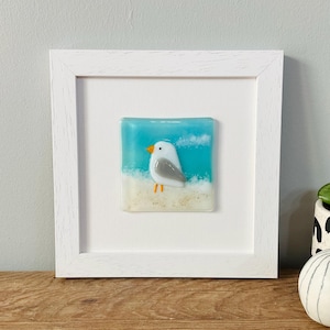A Walk On The Beach - gerahmte Fusing-Glas Möwe auf der geach - handgefertigt in Cornwall von Niko Brown
