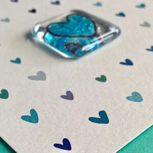 Blaue Herzen, Blanko-Karte & Geschenk in einem! Abnehmbarer Taschen-Herz-Token aus geschmolzenem Glas. Handgefertigt in Cornwall