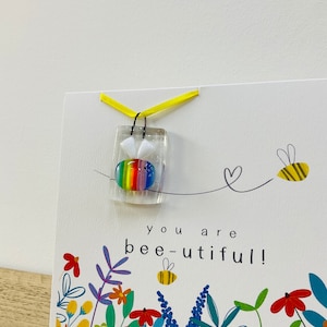 Carte florale You are Bee-utiful avec bourdon amovible en verre fusionné à suspendre. Fabriqué en Cornouailles par Niko Brown
