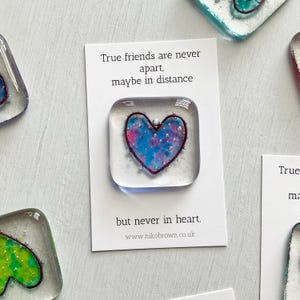 Tasche Token aus geschmolzenem Glas Herz Andenken Geschenk. True Friends Made in Cornwall von Niko Brown. Regenbogen Herz. Unterstützen Freundschaft Geschenk