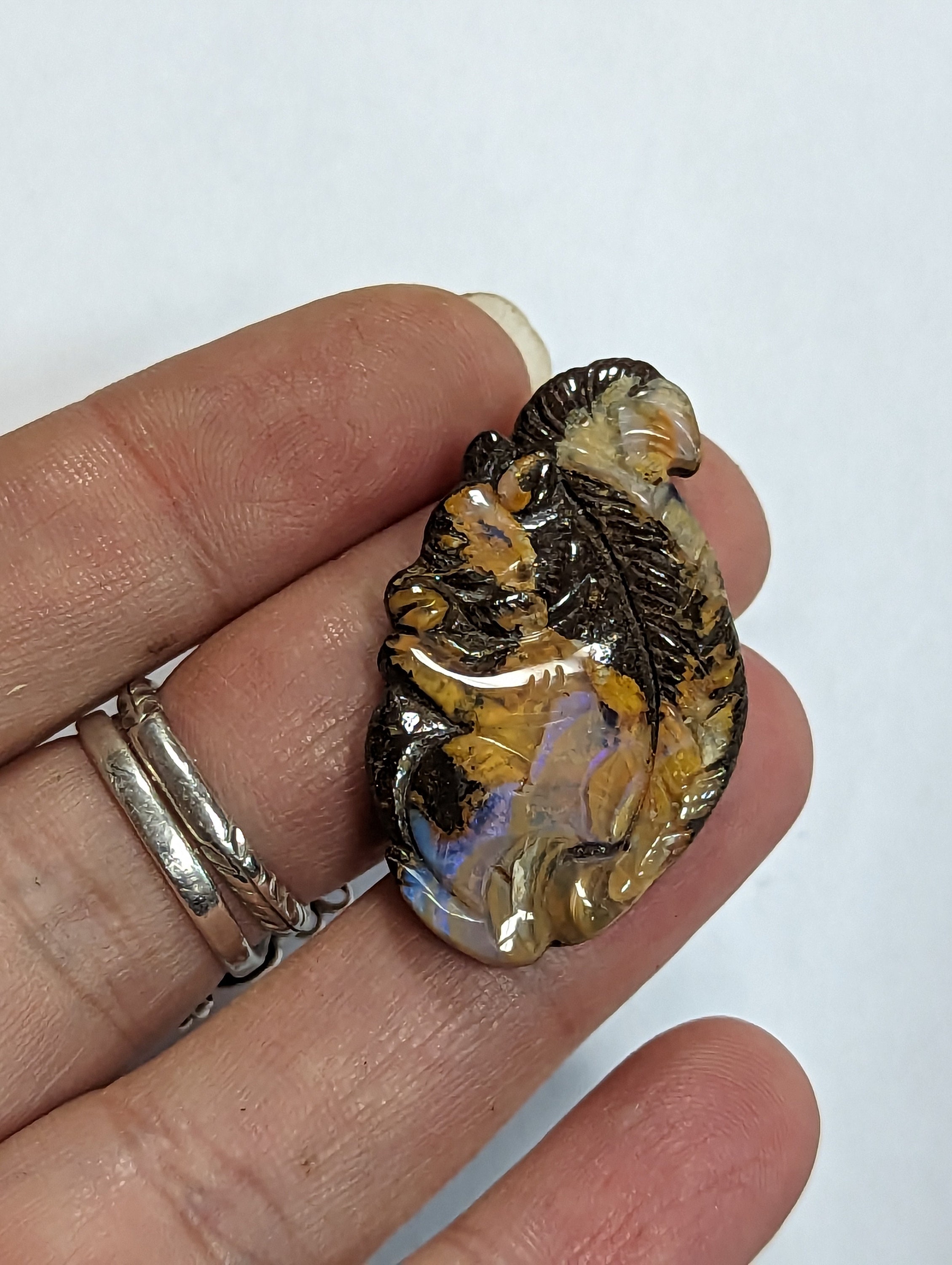 ボルダーオパールのリスの彫刻 - Etsy 日本