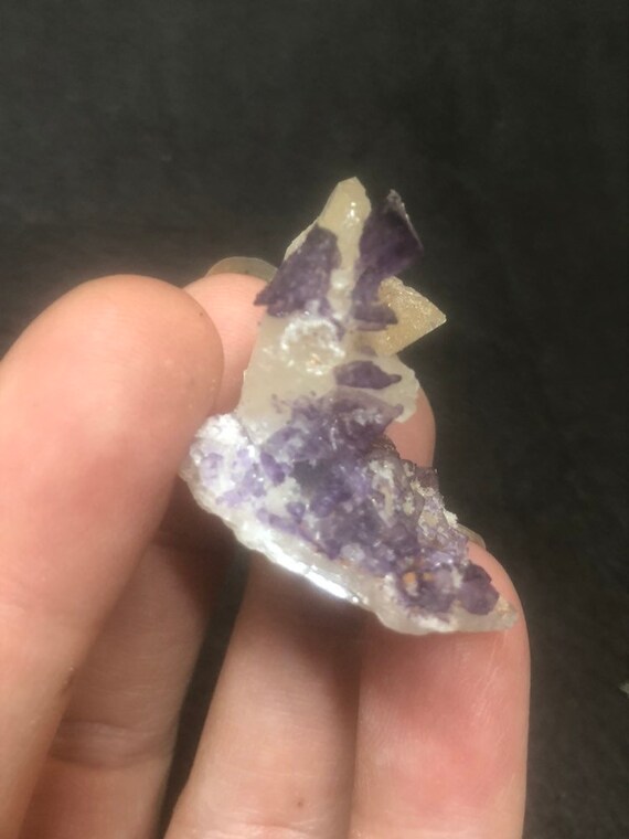 【鉱物 蛍石 原石】アメリカ ニューメキシコ・ビンガム・ブランチャード鉱山 ゾーニング フローライト 群晶 蛍光 カラーチェンジ 109.1g 鉱物 蛍石 水晶 原石アメリカ・ニューメキシコ・ビンガム・ブラン