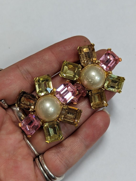 Vintage Ciner Pearl and Rhinestone Clip on Earring