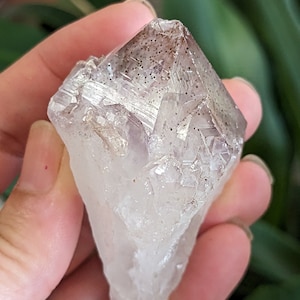 Gran cristal de amatista con inclusiones de cacoxenita