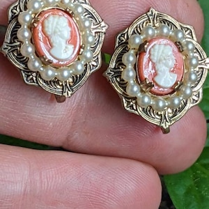 Costume Cameo And Pearl Screw on/Clip on Earrings