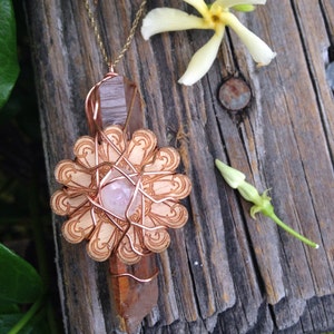 Koppartrådslindad sjungande kvarts, oljediffusorhänge med träblomma och liten oval regnbågsmånsten cabochon