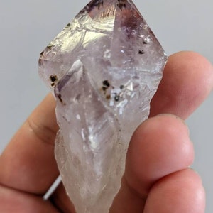 Cristal de amatista grande w Inclusiones de cacoxenita