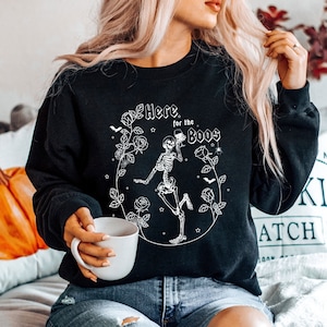 Sudadera de Halloween "Aquí para los Boos": Suéter de esqueleto bebiendo vino