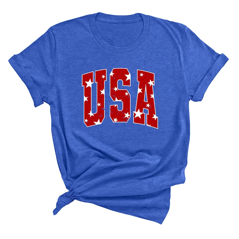 K&ouml;nnte beinhalten: Ein k&ouml;nigsblaues T-Shirt mit einer roten "USA"-Grafik. Die Buchstaben sind mit wei&szlig;en Sternen gef&uuml;llt.