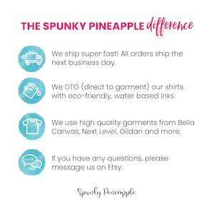 K&ouml;nnte beinhalten: Eine Grafik mit t&uuml;rkisfarbenem Hintergrund und wei&szlig;em Text, der die Vorteile des Einkaufs bei Spunky Pineapple beschreibt. Der Text lautet: "Wir versenden super schnell! Alle Bestellungen werden am n&auml;chsten Werktag versandt. Wir verwenden DTG (Direct to Garment) f&uuml;r unsere Shirts mit umweltfreundlichen, wasserbasierten Tinten. Wir verwenden hochwertige Kleidungsst&uuml;cke von Bella Canvas, Next Level, Gildan und mehr. Wenn Sie Fragen haben, k&ouml;nnen Sie uns gerne auf Etsy kontaktieren. Spunky Pineapple."