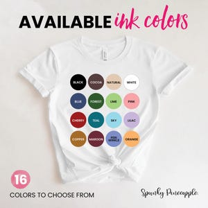 K&ouml;nnte beinhalten: Wei&szlig;es T-Shirt mit Knoten am Bund, das eine Farbkarte mit 16 Tintenfarben zeigt. Der Text "AVAILABLE ink colors" steht oben, mit "COLORS TO CHOOSE FROM" und dem Markennamen unten.