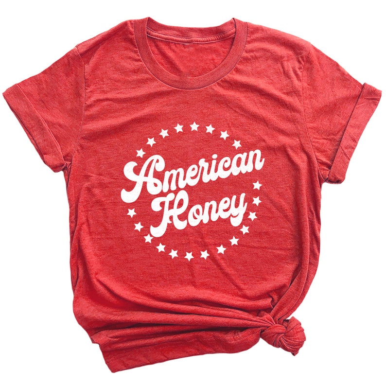 K&ouml;nnte beinhalten: Rotes T-Shirt mit einem wei&szlig;en Kreisdesign mit Sternen und dem Text "American Honey".