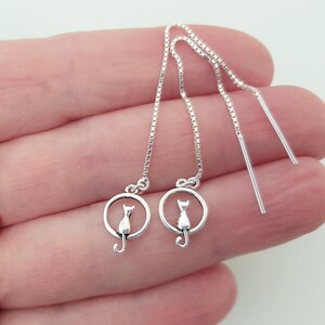 Boucles d'oreilles à enfiler en argent sterling 925, boucles d'oreilles pendantes avec breloque cercle chat, boucles d'oreilles à chaîne, bijoux en argent minimalistes simples.