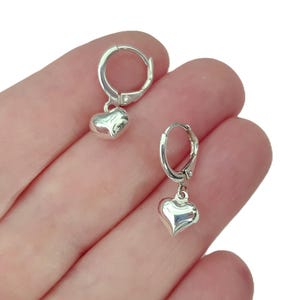 Créoles en forme de coeur en argent sterling, boucles d'oreilles pendantes petit coeur, créoles Huggie délicates, bijoux de mariage élégants et mignons.