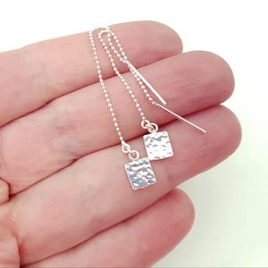 Boucles d'oreilles pendantes géométriques martelées, boucles d'oreilles à enfiler en argent sterling, boucles d'oreilles longue chaîne, bijoux streetwear minimalistes.