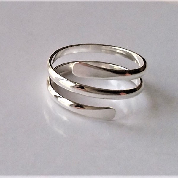 Anillo apilable de plata esterlina, anillo minimalista en espiral, anillo llamativo, anillo para el pulgar para mujeres, anillo de derivación para hombres.