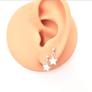 Petites étoiles en argent sterling, jolies boucles d'oreilles délicates, boucles d'oreilles délicates sur le cartilage des lobes d'oreille, bijoux minimaux en argent 925.