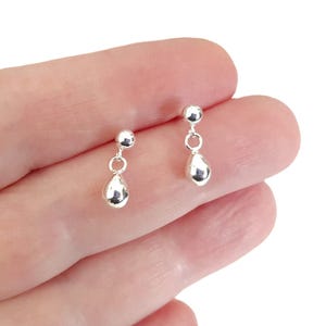 Petites larmes d'oreilles en argent sterling, jolies boucles d'oreilles délicates, boucles d'oreilles délicates sur le lobe d'oreille du cartilage, bijoux minimalistes en argent 925.