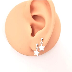 Petites étoiles en argent sterling, jolies boucles d'oreilles délicates, boucles d'oreilles délicates sur le cartilage des lobes d'oreille, bijoux minimaux en argent 925.