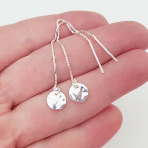 Boucles d'oreilles pendantes en argent sterling à enfiler, petites boucles d'oreilles disque martelé, longues boucles d'oreilles délicates, bijoux tendance minimalistes.