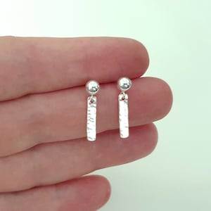 Boucles d'oreilles pendantes en argent sterling, petits clous avec breloques barres martelées, boucles d'oreilles minimalistes en argent 925.