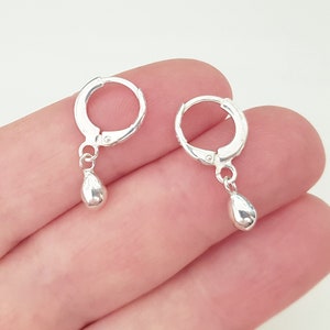 Boucles d'oreilles Huggie Hoop en argent sterling, petites boucles d'oreilles pendantes avec breloque en forme de larme, bijoux minimalistes en argent 925.