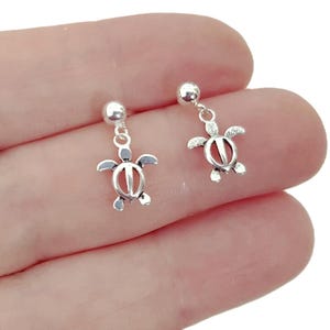 Boucles d'oreilles puces en argent sterling représentant de minuscules tortues, bijoux pour une fête sur la plage et le thème océanique.