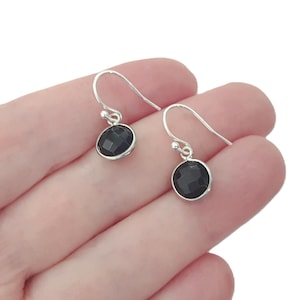 Boucles d'oreilles pendantes en onyx noir, créoles Huggie en argent sterling avec breloques en pierres précieuses, mini créoles empilables délicates, excellente idée cadeau.