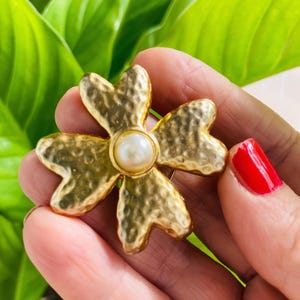 Brooch France Vintage Four Leaf Clover Brooch with Faux Pearl Center Textured Gold Tone Pin St. Patrick’s Day Lucky Charm  3S Signed