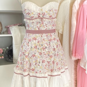 オールインワン・サロペット Dolce & Gabbana Floral Lace Overlay Dress With Scalloped Hem Dolce & Gabbana Floral Lace Overlay Dress With Scalloped Hem