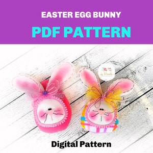 Könnte beinhalten: Zwei Osterei-Hasen-Plüschtiere mit rosa und gelben Akzenten. Die Hasen haben rosa Ohren, weiße Gesichter und sind mit Schleifen und Spitze verziert. Der Text "EASTER EGG BUNNY PDF PATTERN" und "Digital Pattern" ist enthalten.