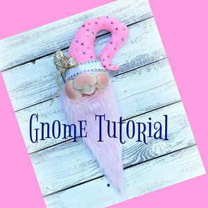 Könnte beinhalten: Ein rosa Zwerg mit einem weißen und rosa Hut, der mit Strasssteinen und einer goldenen Schleife verziert ist. Der Zwerg hat einen rosa Pelzbart und der Text "Gnome Tutorial" steht unter dem Zwerg.