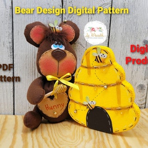 Op de afbeelding: Een bruin pluche beren speelgoed dat een honinglepeltje en een hartje vasthoudt met de tekst "Hunnny". De beer zit naast een gele en zwarte bijenkorf met bijen erop. De tekst "PDF Pattern" staat in de afbeelding. De tekst "Digital Product!" staat in de afbeelding.