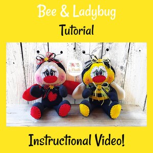 Puede incluir: Un tutorial para hacer un juguete de peluche de abeja y mariquita. La abeja es amarilla y negra con la nariz roja y los ojos negros. La mariquita es roja con manchas negras y la nariz roja y los ojos negros. Ambos juguetes están sentados sobre una superficie de madera blanca.