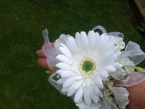daisy wrist corsage