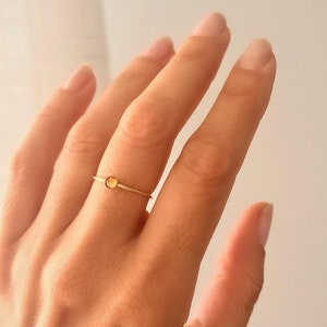 ゴールドフィルドの繊細なシトリンスタッキングリング14K、イエロージェムストーンジュエル、防水性、耐久性、変色しないリング、普段使い、女性への繊細なギフト