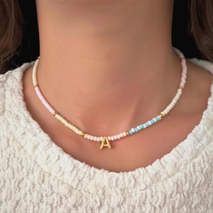 Colar inicial com miçangas em tom pastel, gargantilha ajustável com miçangas, colar com letras douradas, presente de verão para meninas, adolescentes e mulheres, acessório delicado de praia
