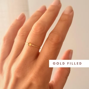 繊細なシトリンリング ゴールドフィルド 14K - 重ね付け可能なイエローゴールドの宝石リング、防水・変色しないミニマルジュエリー、繊細な天然石