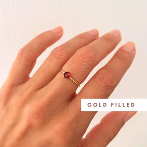 Zierlicher Granat Ring: 14K Gold Filled Schmaler Bandring