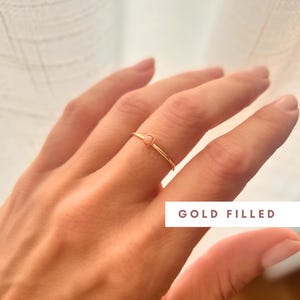 上品なピンクオパールリング、14Kゴールドフィルド、重ね付け可能な宝石リング、防水、変色しないミニマリストジュエリー、彼女への繊細でクラシックなギフト
