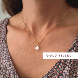 フローラルネックレス ゴールドフィルド 18K、繊細な宝石 マザーオブパール フラワーチャーム、長持ちする防水日常使いジュエリー、アレルギーフリーネックレス