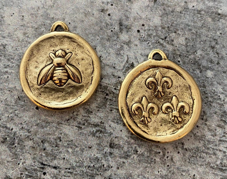 Soldered French Bee Charm with Fleur de Lis, Antiqued Gold Pendant, Jewelry Supplies, GL-6123 image 3