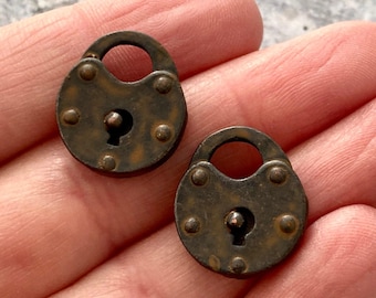 Bedel met 2 sloten, klein verouderd rustiek bruin sleutelslot, ambachtelijke sieraden, Carson's Cove, BR-6144