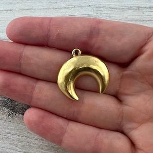 Crescent Moon Pendant, Gold Celestial Charm,  Jewelry Findings, GL-6295